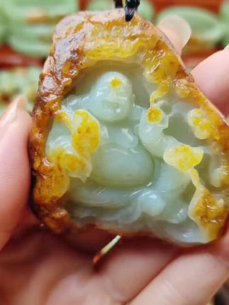 家人们!谁懂啊💥 刚挖到超绝的黄白河磨玉独籽玉佛挂坠✨ 原皮独籽巧雕,佛公神态超治愈,黄皮俏色点缀,温润白肉细腻到哭~ 戴身上又美又吉祥,懂玉的宝子快码住,刷到就是缘分,错过哭晕‼️ #玉佛挂坠 #黄白河磨玉 #文玩宝藏
