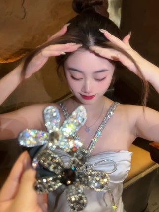 哪个女生能拒绝闪闪发光的碎发夹#网红发饰 #头饰发饰 #美出新高度 #我又心动了 #穿搭穿搭