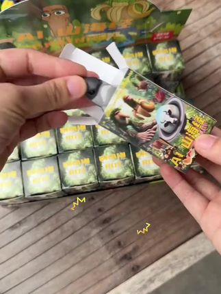 新款山海经盲盒,可以拆出各种各样的山海经大公仔,每一个都逼真有趣,挂在书包上,还可以和好朋友分享。孩子收到很开心#山海经 #盲盒 #拆盲盒#ai山海经 #tungtungtung