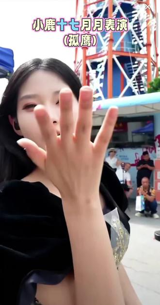 ✨街头舞台炸开啦!裙摆翻飞如蝶翼🦋,歌声撞碎夏日沉闷~平凡街角也能长出星光🌟#木森团队#小小鹿🦌@小小鹿🦌 @爱笑的月月(木家) @燚十七🔥木
