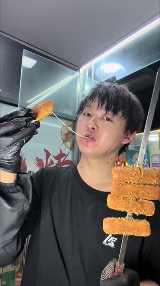 谁能拒绝拉丝芝士竹轮卷 炭火烤得外酥里嫩 芝士满满疯狂流心 一口沦陷越吃越上头#烧烤#没什么一顿烧烤解决不了#蒙城油边王小崔 #深夜放毒