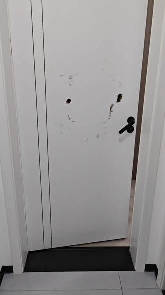 卧室门要是砸坏了,不想换门,能不能修好?答案是修吧修吧还能用,省下的钱买排骨它不香吗?#卧室门 #家具修复 #木门安装