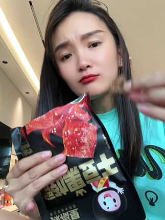 比辣条还要好吃的黑豆干,赶紧薅#黑豆干 #辣福星 #小零食 #小零食推荐 #辣卤