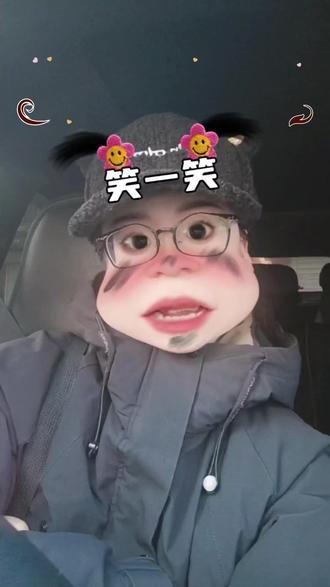 出门在外,你们都是怎么称呼比自己年纪大的人?我就觉着我这40岁的年纪,很尴尬,遇到退休的60岁居民,一看人家都特别年轻,根本不好意思叫一声叔或姨,有时候不小心叫完了,一看人家都不高兴了,赶紧改口大哥大姐的叫着。70岁左右的我就叫一声叔或姨,80岁以上的叫一声大爷或大娘!我也不知道这么叫对不对,哎,眼力见也真是不咋地😂😂😂#社区 #基层工作 #记录真实生活 #vlog日常 #爱恨情仇