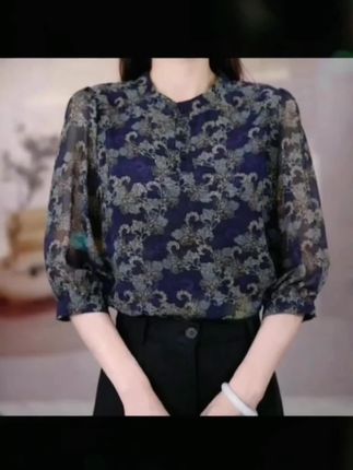 这件衣服真的太美了!它是一件非常适合夏天去穿的复古雪纺冰丝衬衫,采用的是宽松版型的设计,穿上身非常的显瘦遮肉,而且还是轻薄透气的面料,特别适合炎热的天气,并且它是七分袖的款式,不仅凉快还能防晒,喜欢的朋友千万不要错过了,赶紧点击下方链接购买吧#面料柔软舒适 #百搭上衣 #时尚气质穿搭 #妈妈装