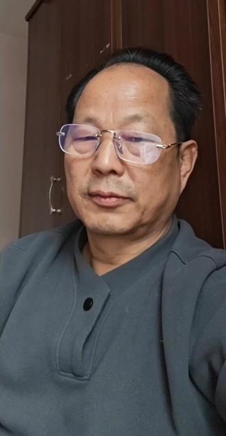 第一步:找到元宝——3种方法,微信入口最省心
1. 微信直接用(推荐):打开微信,顶部搜索框输腾讯元宝,点带「小程序」标的进入,首次用点一下开启长辈模式,自动放大字体、屏蔽广告,看屏不费眼!
2. 下APP更方便:手机应用商店搜「腾讯元宝」,微信一键登录,不用再输账号密码,省心!
3. 微信加好友聊:搜「元宝」,添加为微信联系人,跟聊老姐妹一样,发消息、发语音都能答~
第二步:基础操作——像发微信语音一样简单
不用打字!点屏幕下方麦克风图标,直接说话就行,带口音、说慢点都能识别,还支持山东话、河南话、四川话、粤语等方言👇
想问天气:“明天冷不冷,要不要穿棉袄?”
想查政策:“养老金今年涨多少?”
想办事:“交10块钱手机话费”“查去社区医院的公交”
松开麦克风,元宝立马语音+文字回答,不用盯屏幕,听着就行~
第三步:超实用功能——解决咱日常所有难题
✅ 拍照识物:字太小、不会的,拍一拍就搞定
点对话框旁「+」→选「拍摄」,对准想识别的东西拍就行:
药盒说明书字太小:拍下来,元宝朗读用法用量,不怕吃错药;
孙辈作业不会教:拍题目,元宝一步步讲答案、讲思路;
出门见着不认识的花/鸟:拍一拍,立马告诉你名字~
✅ 电话闲聊:闷得慌,跟元宝唠嗑解闷
对话界面右上角点电话图标,直接语音通话,元宝24小时在线,想聊家常、想让念新闻、想让讲笑话,尽管说,妥妥的“电子老伴儿”~
✅ 带孙神器:娃的问题,元宝全包
娃问“天空为啥是蓝色的”“刻舟求剑啥意思”“想听睡前故事”,不用咱苦思冥想,跟元宝说一声,它用大白话+小故事讲明白,还能教娃认字、背古诗~
✅ 生活科普:真假常识,元宝辨明
“隔夜菜能不能吃?”“吃洋葱能软化血管不?”“几点睡觉对身体好?”,这些咱关心的养生问题,元宝找靠谱资料给答案,再也不被谣言骗~
✅ 兴趣定制:按咱的喜好做计划
想跳广场舞、想下象棋、想跟老伙伴去旅游,跟元宝说:“帮我做个广场舞学习计划”“设计一条周边夕阳红旅游路线”,它立马量身定制,省心又省力~
第四步:贴心小技巧——用着更顺手
1. 字体还嫌小:点小程序/APP里的「设置」→「字号设置」,调大到看着舒服就行;
2. 想自动听答案:开启「自动播放语音」,元宝回答不用点,直接朗读;
3. 子女远程帮:让孩子也打开腾讯元宝,扫咱手机上的二维码绑定,能远程帮设用药提醒、预约挂号,儿女在外也放心~