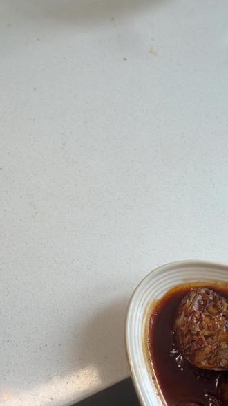 红烧鱼到底应该怎么做?不腥不粘锅巨好吃! 文字教程在此:
1️⃣食材:鱼 葱姜蒜 豆瓣酱 辣椒
2️⃣备菜:
• 鱼一定要把里面黑色的脏东西去干净 不然容易腥
• 两面切花刀
• 灵魂酱汁:生抽 3 勺 老抽 2 勺 胡椒粉半勺 盐少许 糖半勺 豆瓣酱 1 勺
3️⃣烹饪:
• 锅子里油要放足 放一些盐避免粘锅
• 放入鱼 全程小火慢煎也是不粘锅的关键 鱼头和鱼尾也要照顾到
• 用铲子试一下如果鱼和锅子已经可以轻松分离的就可以翻面 (一面大概 3-4 分钟)
• 下葱姜蒜辣椒
• 放料酒大火蒸发
• 倒入酱料 小火盖盖炖 20 分钟
• 大火收汁完成
#家常菜 #下饭菜 #红烧鱼 #快手菜 #憨式厨房