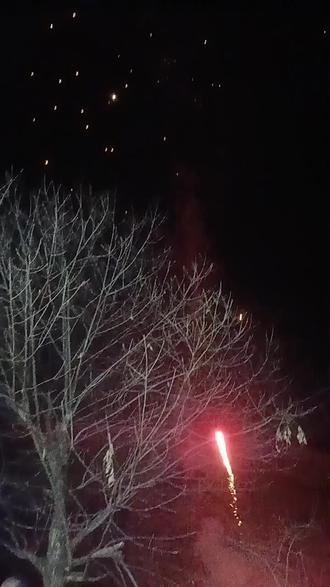 还是农村好,农村可以放烟花