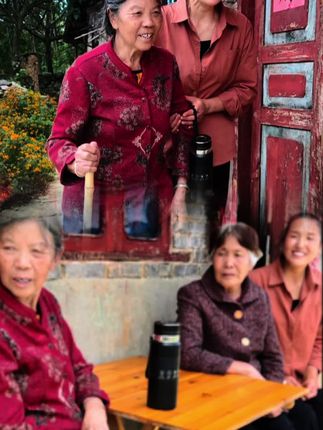 丈母娘明天要回老家了,老妈要陪她聊聊天,这也是她们之间的友谊和牵挂。 #记录我们一起的快乐时光 #我的乡村生活 #我的真实生活 #传递正能量让世界充满爱