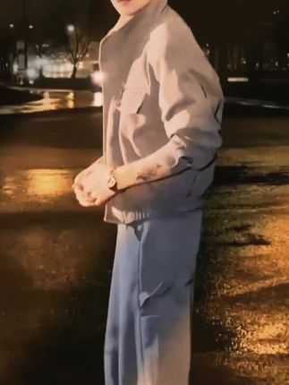 “如果遗憾有重量,我早该沉入海中。 如果心碎有声音,我想我震耳欲聋。”#情感#夜晚的美 #你知道我最害怕一个人天黑 #如果遗憾有重量 #上热门@抖音小助手
