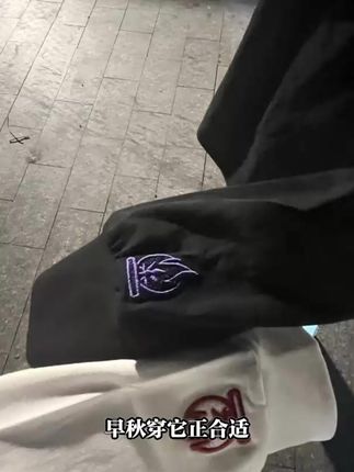 早秋穿它正合适,这款美式风格长袖套头卫衣,有刺绣小火苗图案,高级感满满,百分之六十棉面料,柔软舒适,收口袖设计,男女都能穿,还是情侣装,日常穿超合适