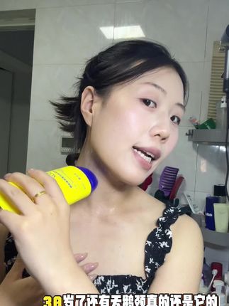 千万别让颈纹暴露了你的年龄!有颈纹的姐妹可以试试这个颈霜,它是这种颈霜按摩二合一的,每天晚上睡觉前挤到脖子上滚动按摩五到八分钟,边敷颈霜边按摩,真的太舒服了#颈霜#SDX颈霜