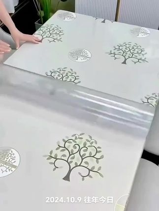 这款高清透明,柔软厚实的软玻璃桌垫,铺在桌上不影响桌面桌布原色,防油污免清洗。 #软玻璃桌垫 #防水防油防烫桌垫 #耐脏易打理 #居家好物