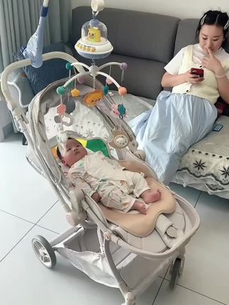爸爸安排的摇铃真的太解放老母亲了,不仅能安抚宝宝情绪,还能锻炼追视和追听,吸引宝宝注意力,每次都能玩好久,不哭不闹,一个人也能轻松带娃 #母婴好物 #婴幼儿床头挂铃 #床头摇铃 #哄娃神器 #宝妈带娃解放双手