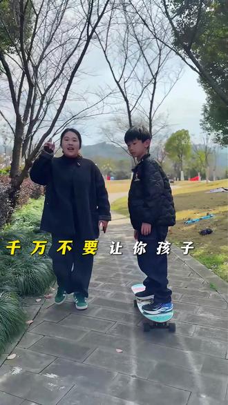 千万别让小孩子学#陆地冲浪板 免蹬地就能持续滑行,陆地体验滑雪冲浪的乐趣,新手10分钟就能上手,一玩一个不吱声#陆冲教学