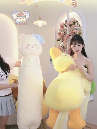 【视频文案】
艾斯德带帽动物长条抱枕,专为女生设计!柔软舒适,陪伴您每晚好梦。无论是卧室还是宿舍,都是您的贴心伙伴。快来拥抱这份温暖吧!#睡眠神器 #宿舍必备 #睡前伴侣