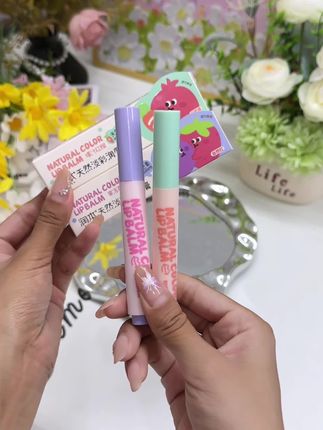 小孩姐也有属于自己的变色口红了#润本淡彩唇膏 既能提升气色又能滋润嘴唇,小姑娘喜欢的不得了#滋润嘴唇 #爱美的小丫头 #嘟嘟唇 #母婴好物