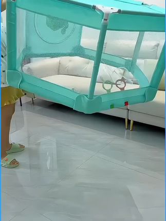 #我要上热门 宝宝会爬以后就喜欢乱摸乱造,一个人带娃什么也做不了,幸好爸爸安排了这个可移动围栏,大吸盘很牢固,不用担心宝宝乱爬了#母婴好物 #婴儿围栏