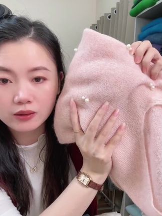 七言家巨好看!ins韩系穿搭粉色钉珠V领毛衣 #温柔风穿搭 #精致穿搭 #保暖穿搭 #毛衣控 #不一样的风格不一样的感觉
