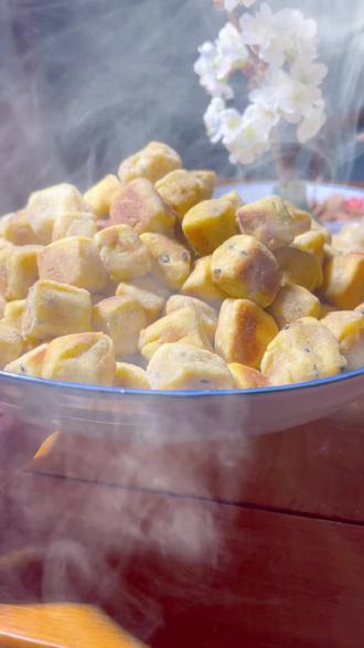 第169集:炒灰豆 二月二,炒豆豆…您多少年没吃过妈妈炒的灰豆子了?赶紧收藏视频,跟着行动起来,儿时的味道~ #抖音美食创作人 #二月二龙抬头 #这就是农村文化风俗习惯 #创作者中心 #创作灵感