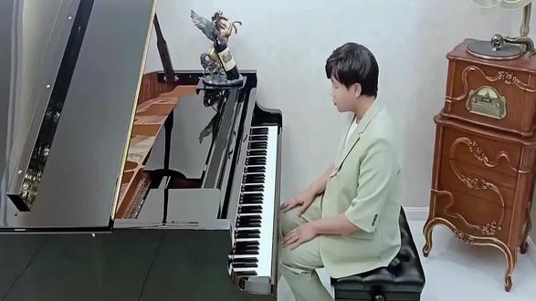 记得我小时候小学六年级语文上册有篇课文叫《月光曲》里面描写了贝多芬为自己的粉丝一个乡下盲人姑娘创作了《月光奏鸣曲》当时我在课堂上听完差点笑出声,第一次感受到什么叫一本正经的胡说八道,不知道编写这课文的人出于什么目的这样误人子弟,当时老师让学生背诵全篇课文,期末考试还有一题是:贝多芬为( )写了《月光奏鸣曲》。没学过音乐的学生会被此课文误导一生。实际上《月光奏鸣曲》是贝多芬题赠给他1801年时热恋的对象:朱丽埃塔·圭恰迪尼的一首作品,这曲子原本贝多芬就没取名字,就像《献给爱丽丝》一样都是后人加的名字,当时标题上贝多芬手写道:幻想式奏鸣曲,献给你,我亲爱的伯爵夫人!后来贝多芬为这段感情付出了很大的代价。德国诗人路德维希·雷尔施塔布形容这首乐曲的第一乐章为“如在瑞士琉森湖那月光闪耀的湖面上一只摇荡的小舟一样”。李斯特形容这个乐章为“两个深渊中之间的一朵花”。这首奏鸣曲包含着贝多芬最原始的构思。它那梦一般即兴的性质,探索钢琴音响共鸣的方式已预察到约一百年后德彪西的印象乐派。我告诉了老师课文是胡编乱造,于是老师以我敢质疑教育厅为由体罚了我一节课,让我站着听,中午罚我不准吃饭,期末这道填空题我在括号里写了贝多芬为朱丽埃塔·圭恰迪尼伯爵夫人创作了月光奏鸣曲,因此被扣了两分。一转眼几十年过去,直到现在我发现这篇课文依旧没有下架,还在六年级语文课本里,你就说可悲可笑不?人得多愚昧无知,这个错误的信息就这样误导着一代又一代的人。#贝多芬 #月光 #钢琴 #独奏 #无伴奏