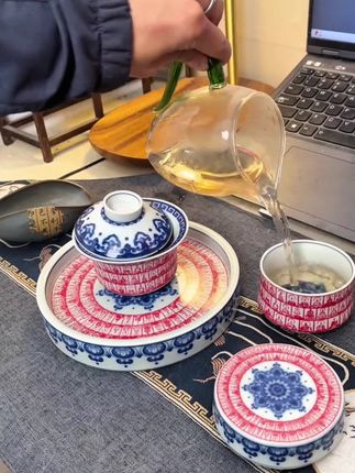 复古敦煌干佛盖碗拿到手我都惊呆了,拓片工艺红蓝相遇的经典,你一定喜欢。#干佛盖碗#敦煌壁画#盖碗#茶生活#从泡杯茶开始享受生活