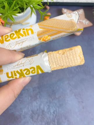 层层酥脆裹着浓醇心,一口咬下,咔嚓声响里藏着阳光的甜,威化的快乐直抵舌尖。#小时候的味道 #威化饼干零食 #好吃到停不下来