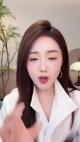 这个高光只要69.9!粉白色巨亮,定妆后也不卡粉,垫鼻梁嘭面中,水光肌妆感绝了。用过很多高光,只有它能做出这个效果。赶紧拍! #高光 #平价好物 #水光肌 #化妆神器 #69 9 @dou+上热门