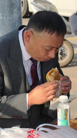 #川北 大地,烟火寻常,总有一种味道,把乡愁牢牢锁住。
#南充锅盔凉粉 藏着嘉陵江畔最朴实的人间滋味。
#抖音年味vlog大赏 #新骅光集团 #牙e在线