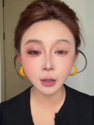 不止能精准描唇线,让唇形更立体、唇妆更持久——还能顺手画下至,悄悄放大双眼;勾卧蚕时轻描几笔,瞬间添上几分无辜感。#唇线笔 #卧蚕笔