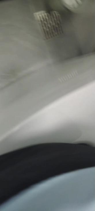 轻智能马桶,座温如何调节?
人先坐在马桶上,长按侧边按键。
直至将灯变色。红色加温,白色不加温。