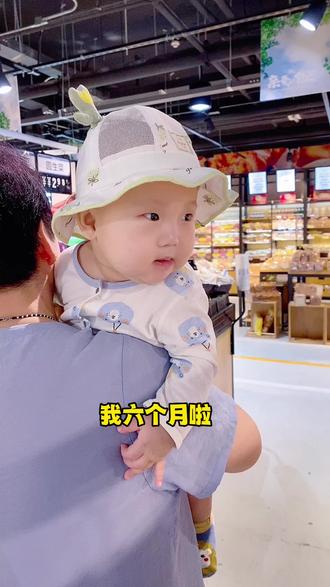#开荤仪式 今天你六个月,也开启了人间烟火,从此母乳以外的世界,柴米油盐我们慢慢品尝。愿你幼时不生病,儿时不受欺,少年不闯祸,成人能自立,中年不孤老,老年有人养,不求大富大贵,只愿你平安顺逐(ღ˘⌣˘ღ)