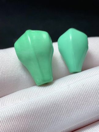 精品瓷高绿色鲨鱼背三通#性价比超高 #手串搭配 #文玩人 #配饰 #爆款热卖中