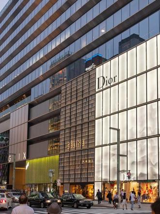 东京银座 Dior|光影与图案的双重叙事 谷口吉生操刀的银座 Dior,靠双层幕墙 + 可换图案设计,把玻璃幕墙做成了动态广告灯箱。既能呼应新品理念,又以低成本实现长效引流,商业空间设计的教科书级操作。
#东京银座 #商业空间设计 #建筑立面设计 #Dior #品牌旗舰店设计