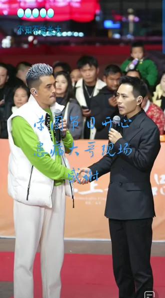 黑子不黑大哥曾经身患疾病,造成心理也产生疾病。近段时间因观看索图大舞台直播节目,变得越来越开心快乐。今晚特意来到索图大舞台感谢,并愿成为守护大哥#正能量#快来围观 #励志 #索图大舞台