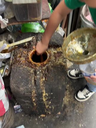二娃不好好读书就要回来打桐油哦。#杨肖五金店 #桐油土漆香火青铜锣鼓 #民俗传统文化习俗