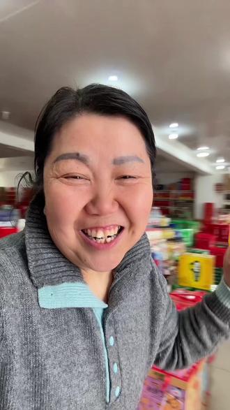 正月十五汤圆甜
好运送到你身边
事业一年顺一年
福运好运喜相连。
日子过得比蜜甜,
一年四季不缺钱#正月十五 #元宵节#莱芜鸿尊超市