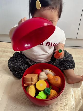 宝宝六个月后就可以玩水果切切乐了,不仅可以锻炼手部精细动作,还能帮助宝宝认识水果蔬菜,边玩边学,趣味性强,而且它是可以反复粘贴的,不用担心宝宝玩两天就搞坏了