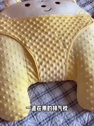 排气枕预防宝宝胀气,宝宝最近胀气哭闹,爸爸安排每天趴一趴,总能听见噗噗排气声,你们也可以试一试 #母婴好物 #新生儿 #排气枕 #宝宝胀气 #好物推荐