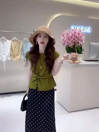 2025夏季时尚洋气扭结开叉下摆短袖上衣百搭波点半身裙气质套装女#夏季时尚 #开叉下摆 #短袖上衣 #波点半身裙 #气质套装