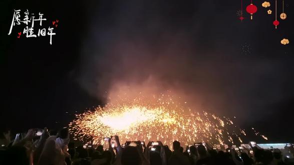 #董宇辉新年致辞 人生海海,有缘相逢,愿新的一年,春祺夏安 ,秋绥冬禧,四时皆有好景,也愿新的征程,山高有行路,水深有渡舟,前行总有曙光,愿你我身边的家人都岁岁安康,年年欢愉,愿你我岁岁年年,共占春风~