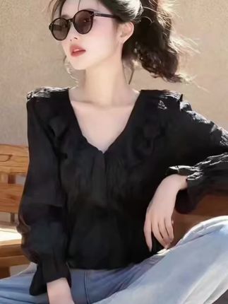 2025春秋必入的黑色爆款衬衫来了!经典纯黑基底超显瘦,点睛的荷叶边设计打破沉闷,随动作轻摆灵动又温柔。恰到好处的V领拉长脖颈线条,还能修饰脸型,对圆脸、脖子短的姐妹超友好。面料有垂感还百搭,单穿通勤显气质,叠穿更有层次,轻松穿出法式慵懒风,黄皮素颜穿也好看!  • #2025春秋爆款黑色衬衫  • #荷叶边V领显瘦上衣  • #法式温柔风衬衫推荐  • #百搭黑色小衫穿搭