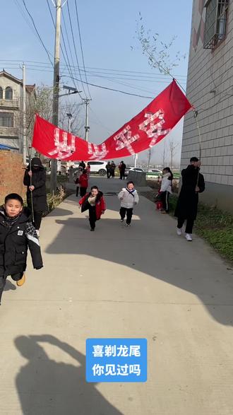 今日小侄子喜剃龙尾
安徽临泉:农村风俗给小孩剃龙尾,俗称(剪辫子)场面甚是隆重,堪称结婚,你们那里有没有这风俗?#传统习俗 #喜剪燕尾 #