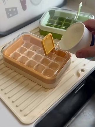 这款按压冰块模具 新出的#冰块模具 不用再像以前一个格一个格倒水了是真方便,天热喝饮料加点#冰块 是真的很不错。#按压冰格 #自制冰块