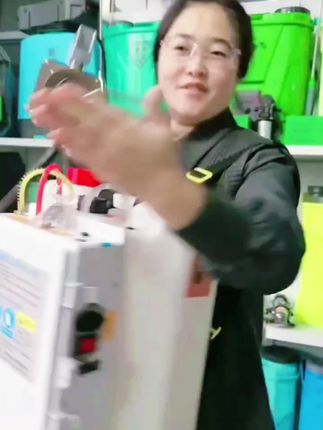 2025年新款智能语音打药冷雾机喷雾器弥雾机这台机器真的太厉害了,它就是大家都在找的汽油弥雾机,可以用来打药、消毒和灭虫。它的雾化效果非常好,喷出来的水珠很细小,就像烟一样,能均匀洒落在叶子上,不用担心会浪费农药,而且它非常耐用,操作简单方便,特别适合农民朋友们用,快来抢购一台吧! 。#冷雾机#打药机#弥雾机 #农用工具 #助力三农