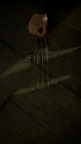 一群人大半夜跑广场上放小呲花
我的好朋友,日子怎么可能和谁混都一样
新的一年,祝你 祝我 祝我们 万事顺遂