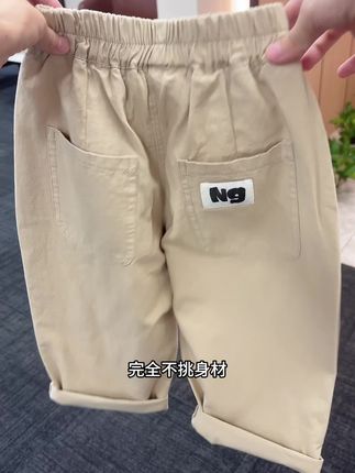 卡其色的休闲裤很好搭配衣服,巨高品质的完全不输大牌,现在买价格很合适#高品质童装 #裤子穿搭 #春秋新款 #童装新款 #一件也是出厂价