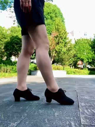 万万没想到!牛津布广场舞鞋超懂跳舞的脚!透气不闷汗,上脚软乎乎超舒适,双人舞、交谊舞都跟脚,女同胞穿它跳舞超自在,闭眼入不踩雷! #穿搭 #软底软面穿上超舒服 #好穿又好搭 #谁穿谁好看 #乔巴好物