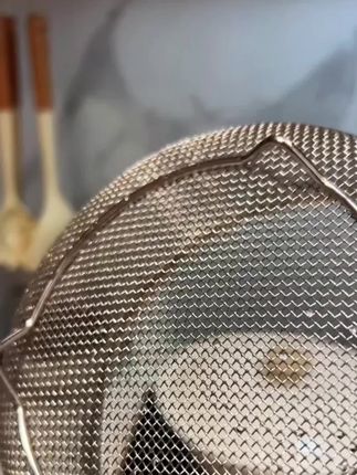 姐妹们,厨房里就要有一个这样的多功能大漏勺可以炸东西,还可以洗菜,炸比较小的食物会掉渣有了他非常的方便、眼细腻,渣 不会掉在油里#大漏勺 #大漏勺耐高温 #大漏勺家用 #大漏勺过滤网
