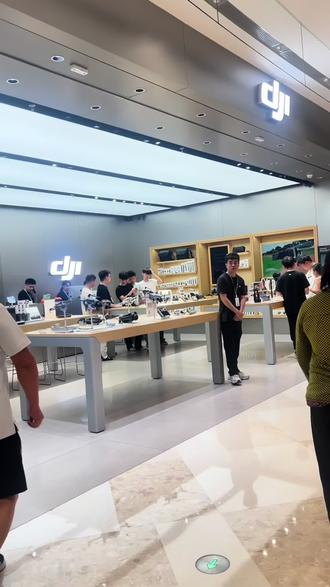 今天去大疆实体店看能不能买到pocket4,店员告诉我得排队2个月,这真的有这么抢手吗?#大疆#pocket
